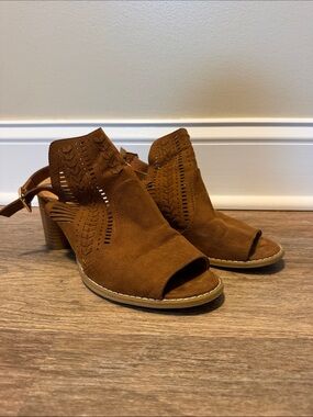 Universal Thread Cognac Brown Suede Peep-Toe Block Heel Sandals